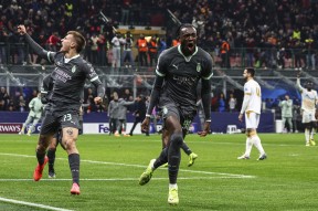 欧冠倒计时；法兰克福冲刺阶段更衣室发声；细节引发关注；球迷炸锅；更衣室氛围转暖(梅西赛后大闹更衣室视频)-爱游戏