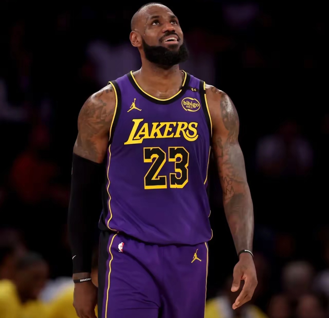 詹姆斯重要时刻表现优异，美国队带队取胜！比赛高潮迭起